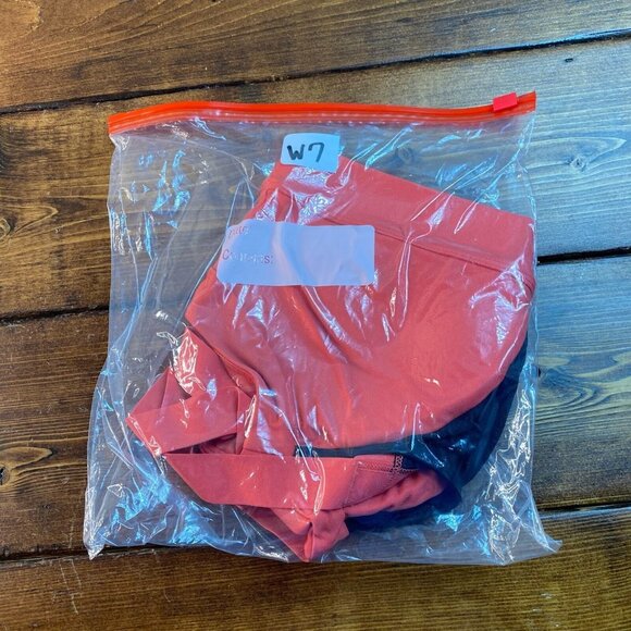 Under Armour Fitted women’s Sports Bra size Medium Pink Black - Picture 9 of 9